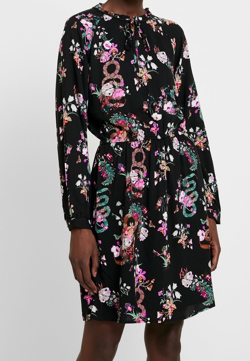 Černé šaty s květinovými vzory v růžové a zelené barvě, dlouhými rukávy, kulatým výstřihem se šněrováním a elastickým pasem.