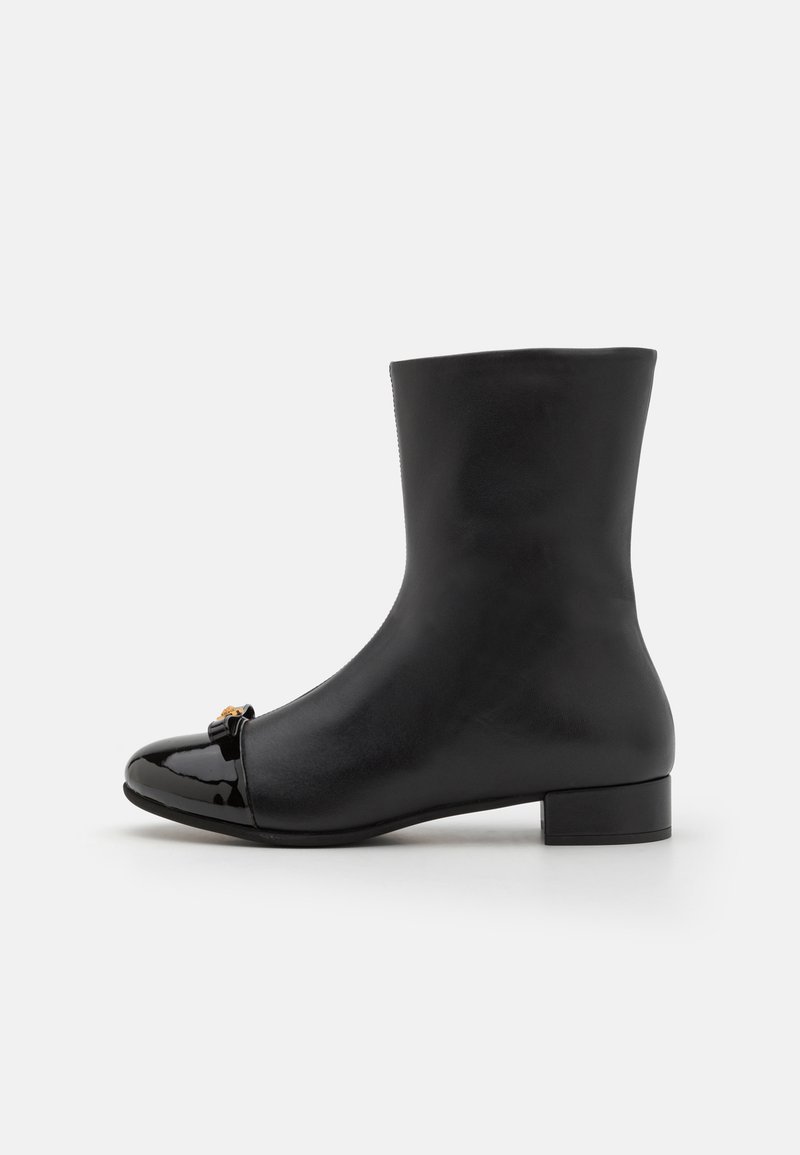 Versace - BOOTIE - Stivaletti - black, Ingrandire