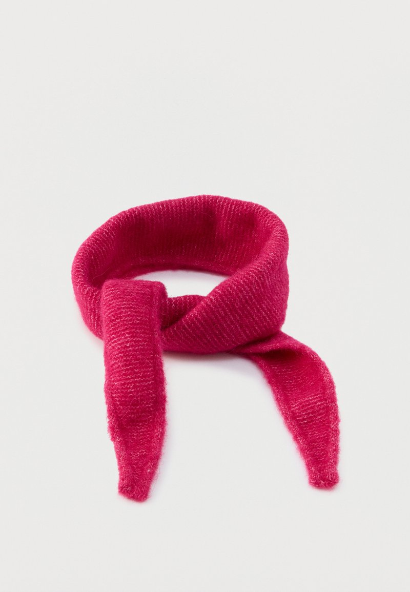 Écharpe tricotée de couleur rose vif, pliée avec une extrémité passée dans un cercle fermé, présentée sur un fond blanc uni.