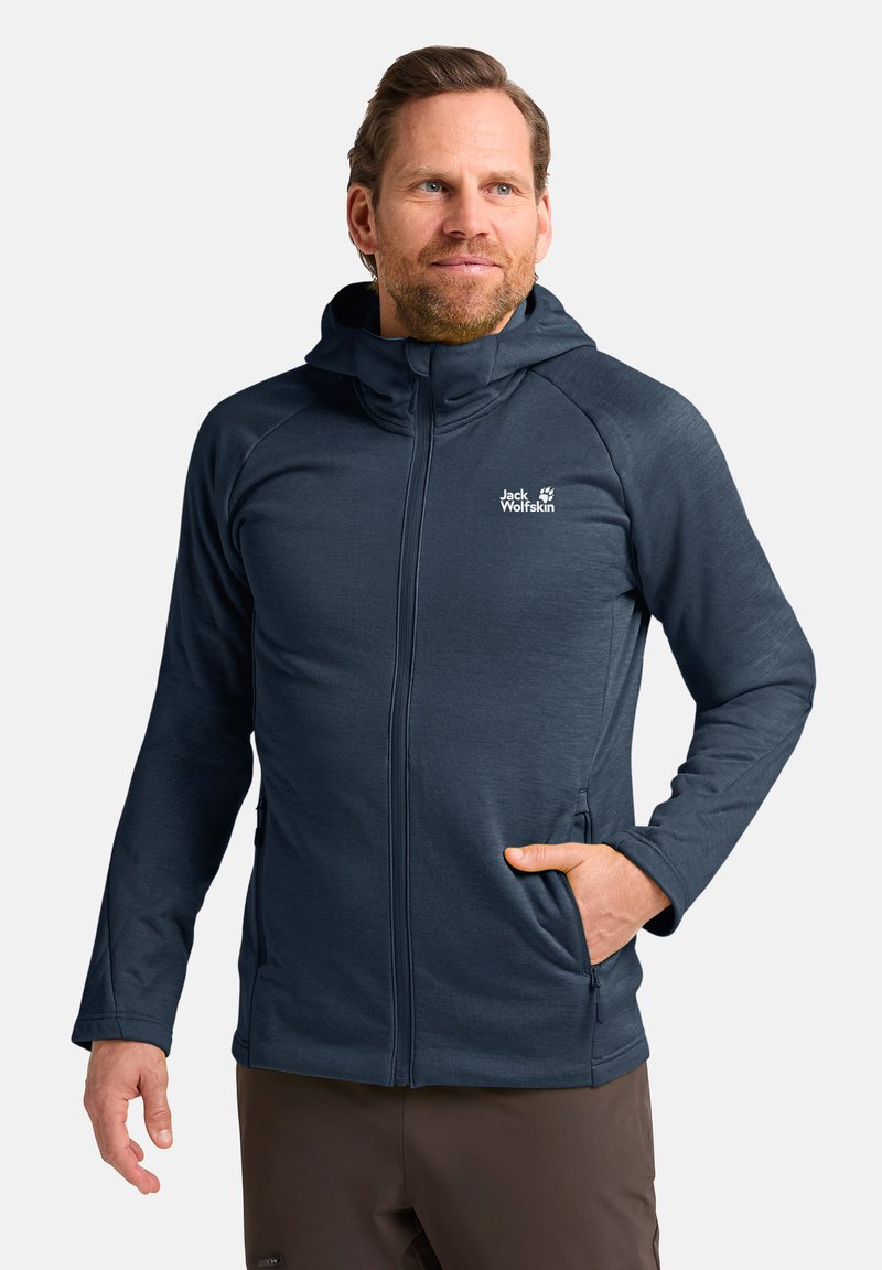 Dunkelblau, leichtes Jackett mit Kapuze, Reißverschluss vorne und Seitentaschen. Verfügt über einen strukturierten Stoff und ein kleines Logo auf der Brust.