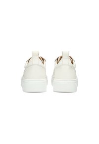 Zapatillas blancas de cuero con un acabado suave, con suela de goma plana y una pestaña trasera para tirar. Diseño minimalista sin patrones visibles.