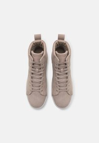 Calvin Klein TOP LACE UP  - Sapatilhas de cano alto - shadow beige