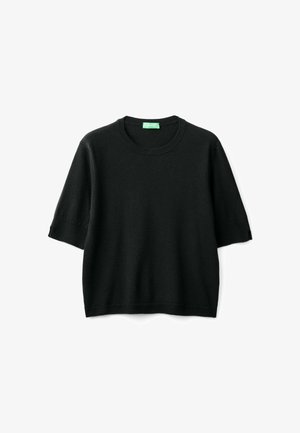 Zwarte korte mouwen trui gemaakt van zacht materiaal, met een ronde hals en ribbeltrim bij de mouwen en onderrand. Geen patronen of accenten.