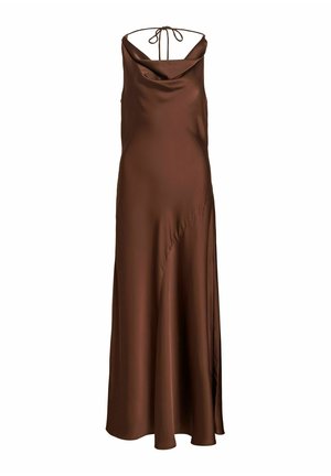 Smeđa satenska maxi halter-neck haljina s ovratnim izrezom i lepršavom suknjom, vezana straga tankim naramenicama.