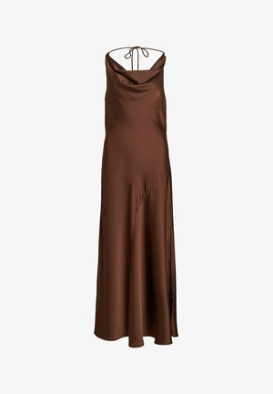 Smeđa satenska maxi halter-neck haljina s ovratnim izrezom i lepršavom suknjom, vezana straga tankim naramenicama.