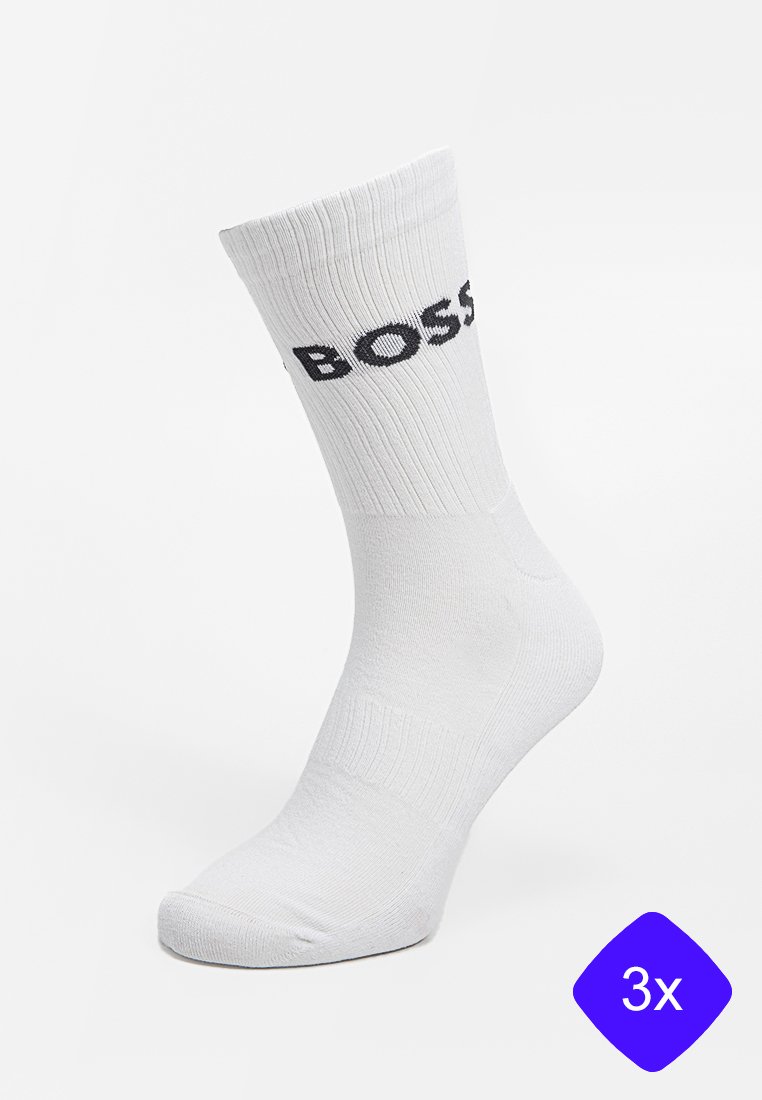 Weiße Baumwoll-Crew-Socke mit geripptem Muster und schwarzem "BOSS"-Logo nahe der Oberseite. Im Dreierpack.