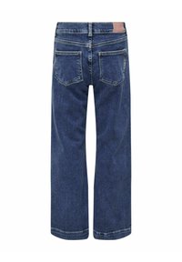 Jeans de mezclilla de tiro amplio en azul oscuro, con dos bolsillos traseros, una etiqueta de cuero en la cintura y un dobladillo limpio y sin acabados.