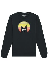 Zwarte sweatshirt met een afbeelding van een zwarte kat tegen een cirkelontwerp met horizontale strepen in geel, oranje en rood.