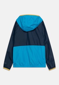 Färgglad vindjacka med blå ovandel, mörk marinblå underdel och gula detaljer på huvan och ärmsluten. Tillverkad av lättviktsmaterial.