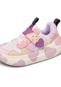 Sneaker con un mix di materiali rosa e viola, cinturino con chiusura a strappo, suola testurizzata e motivi a forma di cuore sui lati.