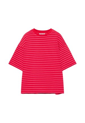 T-shirt rouge surdimensionné à manches courtes avec de fines rayures blanches horizontales et un col rond, posé à plat sur un fond blanc.