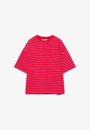 Rotes, oversized T-Shirt mit kurzen Ärmeln, dünnen weißen horizontalen Streifen und rundem Ausschnitt, flach auf einem weißen Hintergrund liegend.