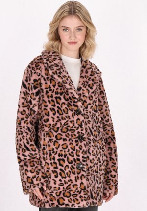 Leopardenmuster, rosa Kunstfellmantel mit schmalem Kragen, vier schwarzen Knöpfen, zwei vorderen Taschen und langen Ärmeln. Weiche Textur.