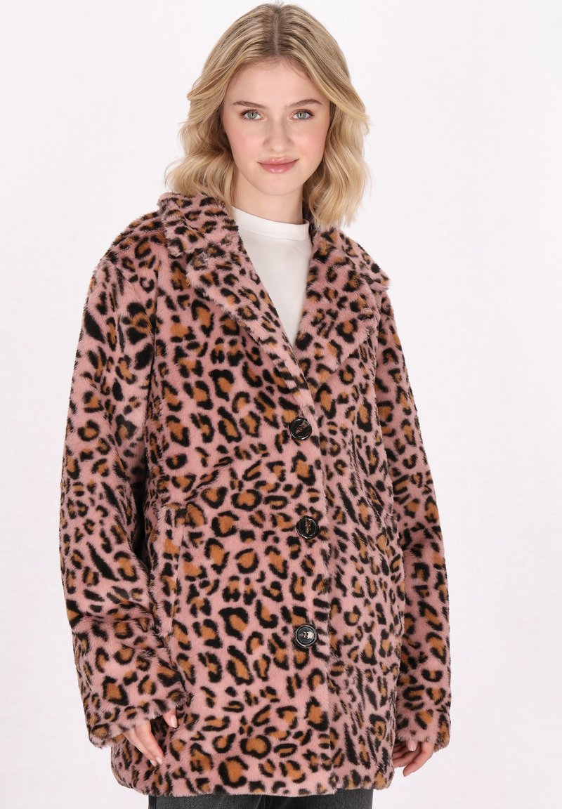 Abrigo de piel sintética de leopardo en tonos rosa, con cuello muesca, cuatro botones negros, dos bolsillos frontales y mangas largas. Textura suave.