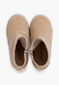 Botas de tobillo de gamuza marrón con tejido ribeteado texturizado, cremalleras laterales dobles y un diseño de punta redonda. Forro interior suave para mayor comodidad.