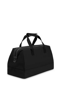 Černá dufflová taška s obdélníkovým tvarem, vyrobená z hladké tkaniny, s dvojitými držadly a zipovým uzávěrem, bez viditelných vzorů nebo log. 