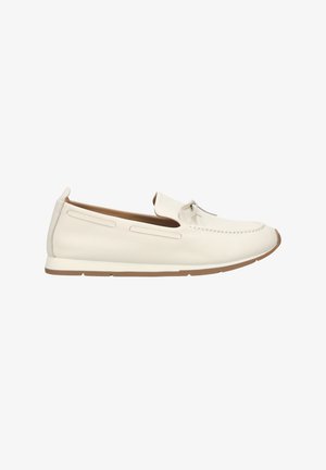 Mocassin à enfiler en cuir blanc avec semelle en caoutchouc marron et surpiqûres style mocassin sur fond blanc.