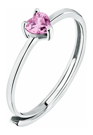 Silberner Ring mit einem herzförmigen rosa Edelstein, gehalten von vier Krappen auf einem einfachen, polierten Band.