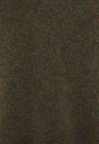 Mörkt stickat tröjtyg, med en blandning av jordnära toner och subtila inslag av blått och orange, som visar en mjuk, texturerad yta.