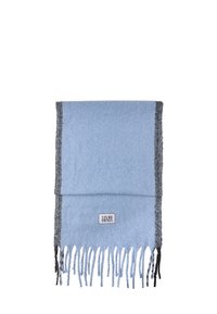 Écharpe bleu clair avec un bord gris foncé, texture douce et extrémités à franges. Comprend une petite étiquette de logo noir et blanc.