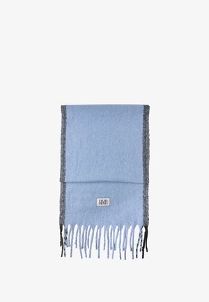 Světle modrý šátek s tmavším šedým okrajem, měkkou texturou a třásněmi na koncích. Obsahuje malou černobílou etiketu s logem.