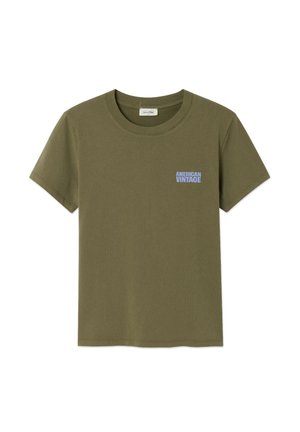 Olivno zelena bombažna majica s kratkimi rokavi, krožnim izrezom in majhnim modrim logotipom "AMERICAN VINTAGE" na levi strani prsnega dela.