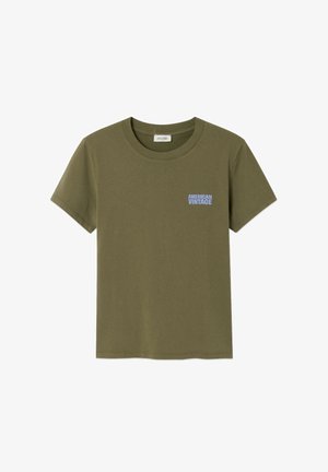 Olijfgroene katoenen t-shirt met korte mouwen, ronde hals en een klein blauw "AMERICAN VINTAGE" logo op de linkerborst.