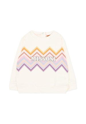 Witte sweater met lange mouwen voor peuters met kleurrijke zigzagstrepen in oranje, roze en paars en het woord "MISSONI" gedrukt over de borst.