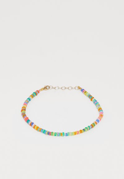 Collier en perles colorées avec diverses perles vives et un fermoir en or, présenté sur un fond blanc.