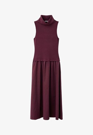 Abito senza maniche di colore bordeaux con scollatura alta, presenta un corpetto attillato e una gonna fluida e arricciata per una silhouette rilassata.