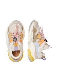 Doplněk dětských tenisek s béžovými, žlutými a pastelovými akcenty, měkkým zateplením, růžovými elastickými tkaničkami a texturovanou gumovou podeševí, zobrazené z vrchu a z boku.