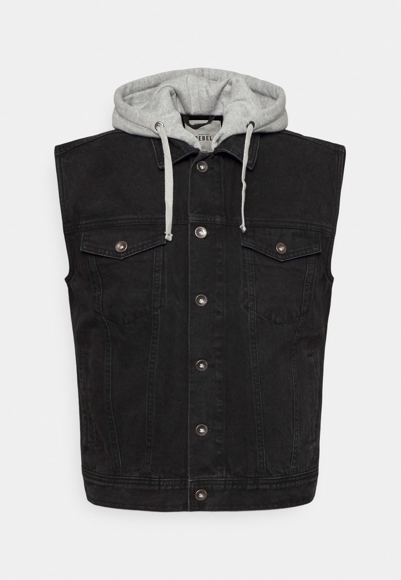 Czarna dżinsowa kamizelka z szarym kapturem, wyposażona w dwie kieszenie na piersi, srebrne zatrzaski i zaokrąglony dół. Kaptur ma akcenty w postaci sznurków.