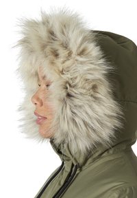 Olivově zelená parka s odnímatelnou kapucí a nadýchaným, světlobéžovým umělým kožešinovým lemem. Materiál má hladkou texturu a je voděodolný.