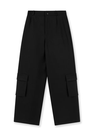 Pantalones cargo negros de pierna ancha con bolsillos con solapa en ambos muslos y cierre de botón en la cintura.