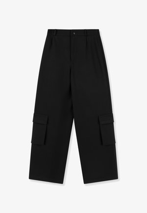 Pantalones cargo negros de pierna ancha con bolsillos con solapa en ambos muslos y cierre de botón en la cintura.