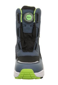 Snowboardová bota s šedým a černým exteriérem, vybavená systémem uzavírání BOA, texturovaným materiálem a zeleným akcentem na podrážce.