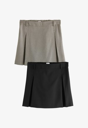 Dvě sukně: jedna kostkovaná s plisováním a elastickým pasem, a druhá jednobarevná černá s podobným designem plisování a plochým pasem.