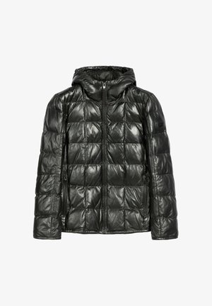 Czarna kurtka puchowa z kapturem, z pikowanym wzorem, błyszczącego materiału syntetycznego, z zamkiem błyskawicznym z przodu i dwiema bocznymi kieszeniami.