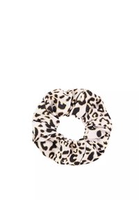 Zebra printowa gumka do włosów w odcieniach beżu i czerni z lekko błyszczącym wykończeniem, charakteryzująca się zebranym materiałem i elastyczną wewnętrzną opaską.