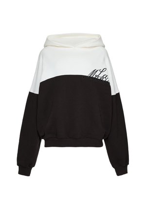 Hanorac alb-negru cu glugă și design cropped. Are o secțiune mare neagră, umeri albi și text cursiv pe față.