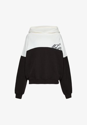 Hanorac alb-negru cu glugă și design cropped. Are o secțiune mare neagră, umeri albi și text cursiv pe față.