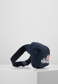Marsupio blu navy realizzato in tessuto durevole, dotato di una tasca con zip frontale e un logo "ellesse" bianco con accenti arancioni e bianchi.