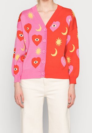 V-Ausschnitt Strickjacke mit Knöpfen, halb pink und halb rot, verziert mit Herzen mit Augen, gelben Sonnen und Mondsicheln auf Ärmeln und Körper.