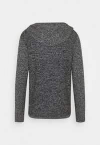 Sudadera con capucha en un tejido de punto negro y gris, con mangas largas y un patrón texturizado en toda la parte posterior.