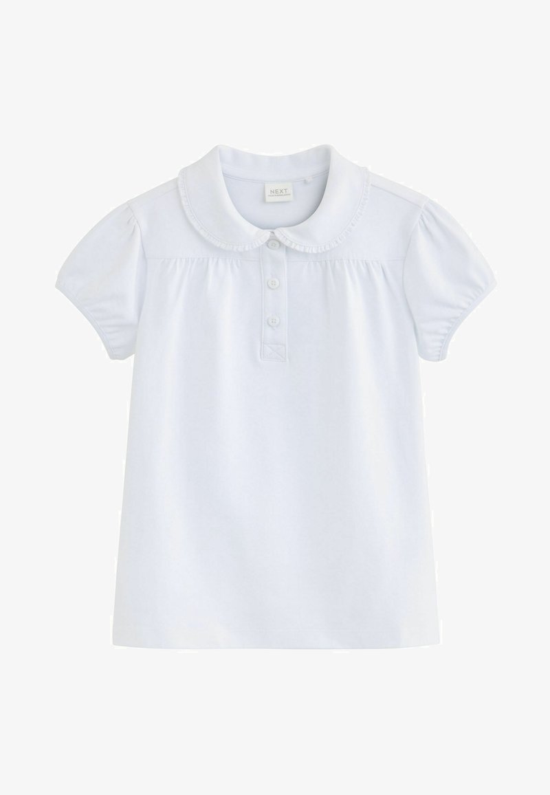 Polo blanc à manches courtes avec un col volanté, une patte de boutonnage et un tissu doux. Présente des manches froncées et une coupe décontractée.