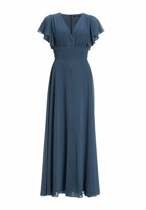 Lang, blauw kleed van vloeiende stof; heeft een diepe V-hals, vlinder mouwen, en een getailleerde taille met een lange rok en een zijsplit.