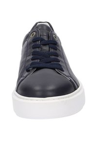 Marineblaue Leder-Sneaker mit runder Zehe, weißer Gummisohle und passenden Schnürsenkeln. Verfügt über zwei Ösen auf jeder Seite sowie dezente Stickdetails.