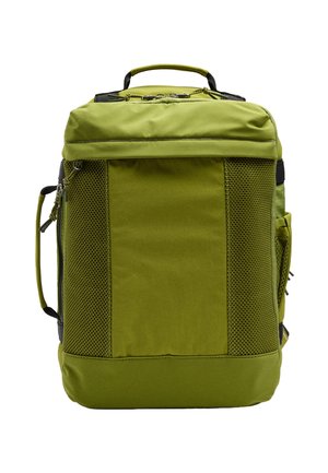 Zielony prostokątny plecak z siateczkowymi bocznymi kieszeniami, górnym uchwytem i podwójnym zamkiem błyskawicznym na białym tle.