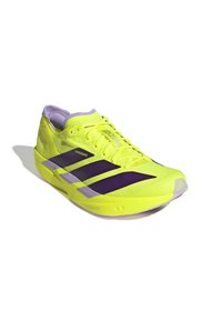 Scarpe da corsa verde lime con accenti viola, design aerodinamico, parte superiore in rete leggera e suola testurizzata per la trazione. Caratterizzate da logo stampato.