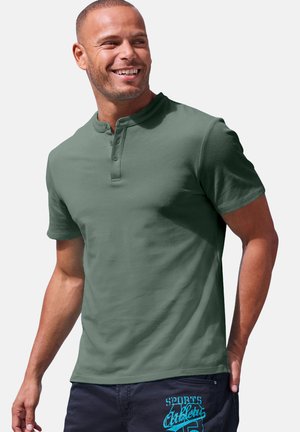 Kurzarm-Henley-Shirt, dunkelgrüner Stoff, mit strukturierter Oberfläche, zwei Knöpfen am Ausschnitt und einem klassischen Kragendesign.